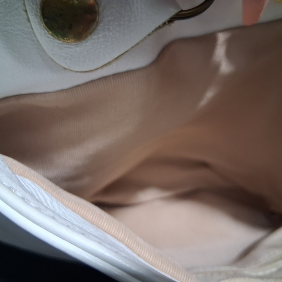 SAS White Leather Shoulder Bag with Soft Structure - Picture 3 of 8